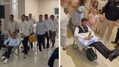 Matea Barbarić i Ivan Pehar primaju mješalicu i karijolu na poklon od Udruge mladih Gradnići tijekom svadbenog slavlja