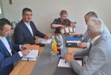 Louis J. Crishock s don Marinom Marićem i Ilijom Kozarićem tijekom susreta o položaju Hrvata u dolini Neretvice