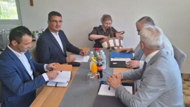 Louis J. Crishock s don Marinom Marićem i Ilijom Kozarićem tijekom susreta o položaju Hrvata u dolini Neretvice