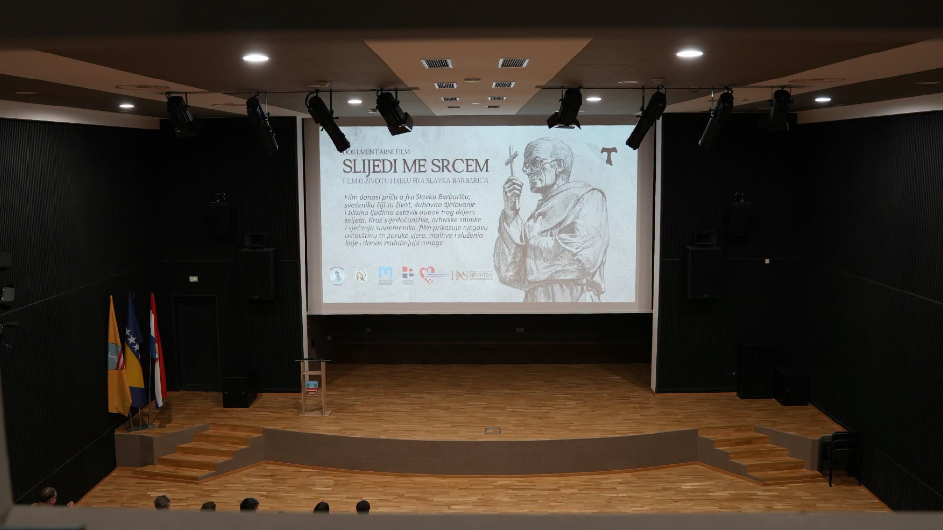 Brojni posjetitelji na prikazivanju filma „Slijedi me srcem“ o fra Slavku Barbariću u KIC-u Čitluk