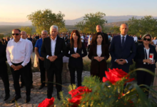 Obitelji poginulih branitelja i izaslanstvo HNS-a BiH polažu vijence kod spomen-križa na Gradini.