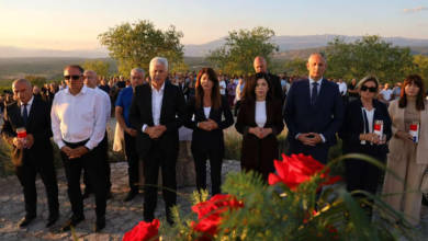 Obitelji poginulih branitelja i izaslanstvo HNS-a BiH polažu vijence kod spomen-križa na Gradini.