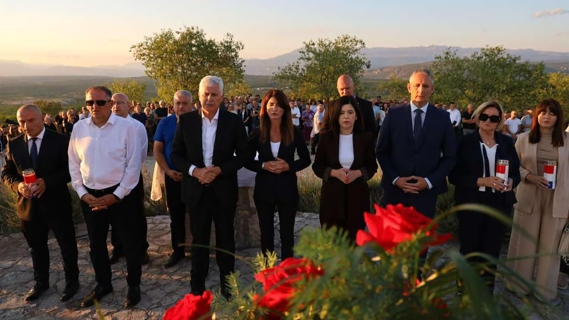 Obitelji poginulih branitelja i izaslanstvo HNS-a BiH polažu vijence kod spomen-križa na Gradini.