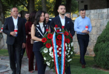 Polaganje vijenaca i paljenje svijeća na grobu Mate Bobana u Gorici kod Gruda