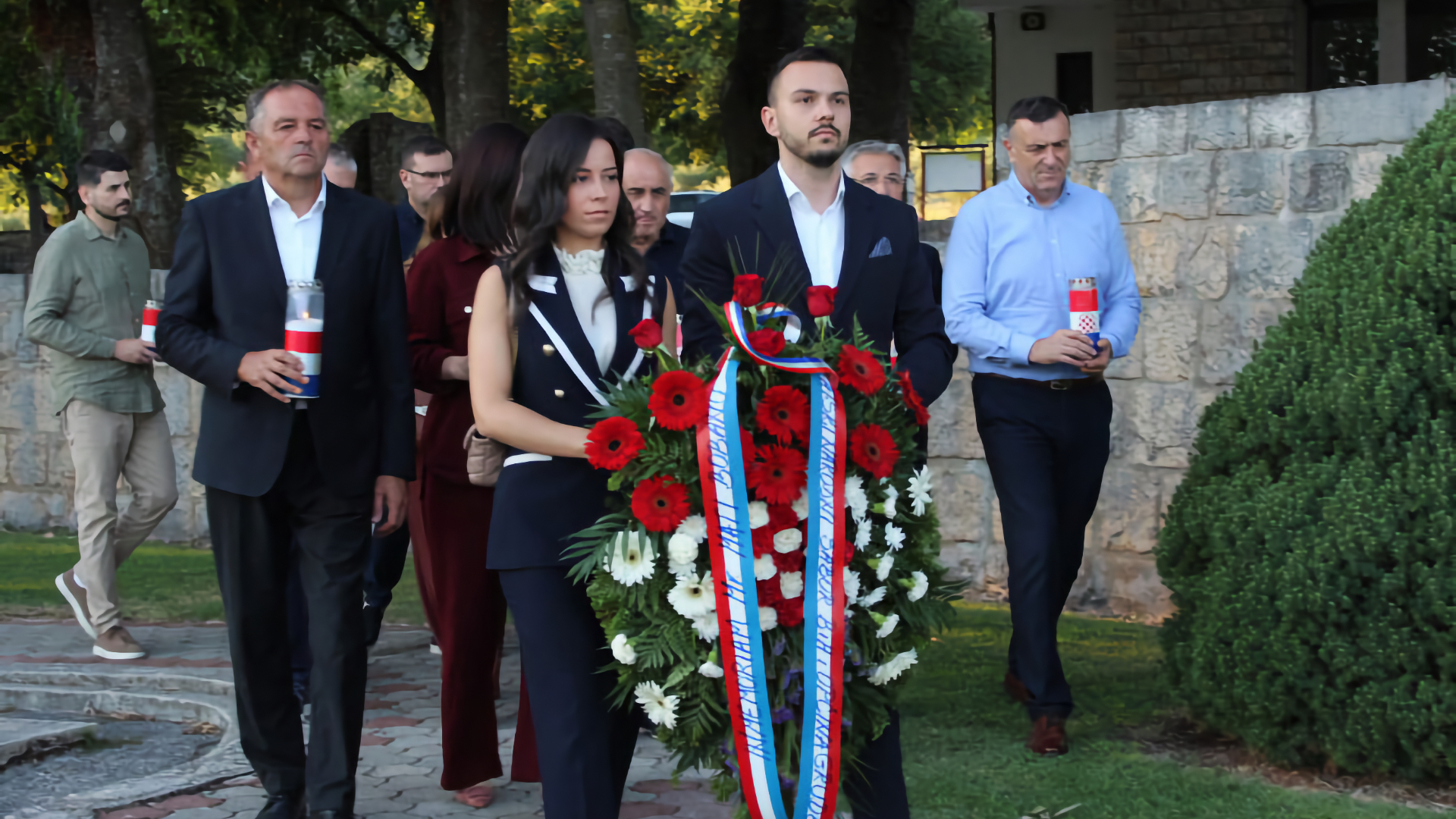 Polaganje vijenaca i paljenje svijeća na grobu Mate Bobana u Gorici kod Gruda
