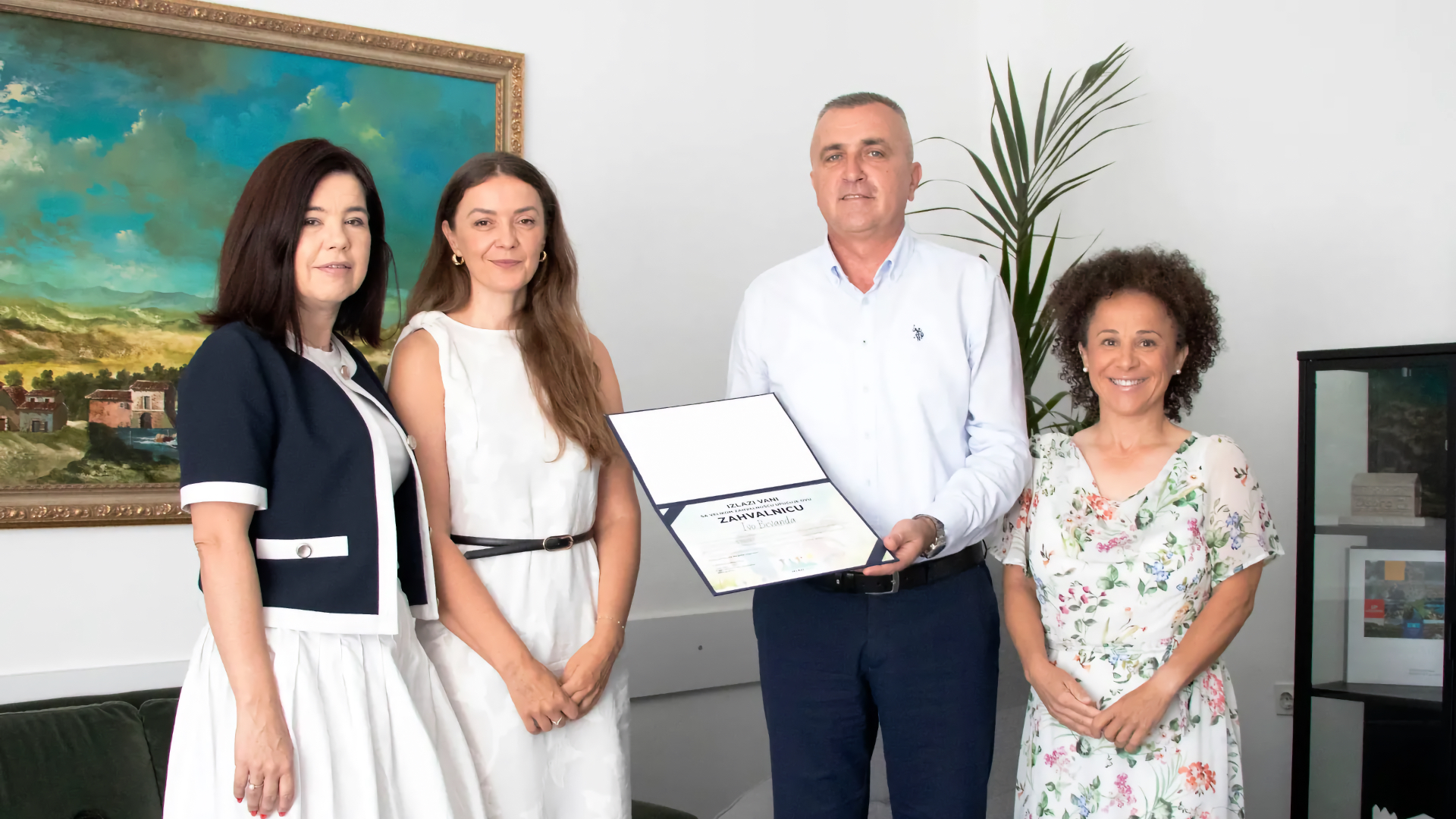 Predsjednica Vlade HNŽ-a Marija Buhač i ministar Ivo Bevanda s organizatoricama športsko-edukacijskoga kampa „Izlazi vani“