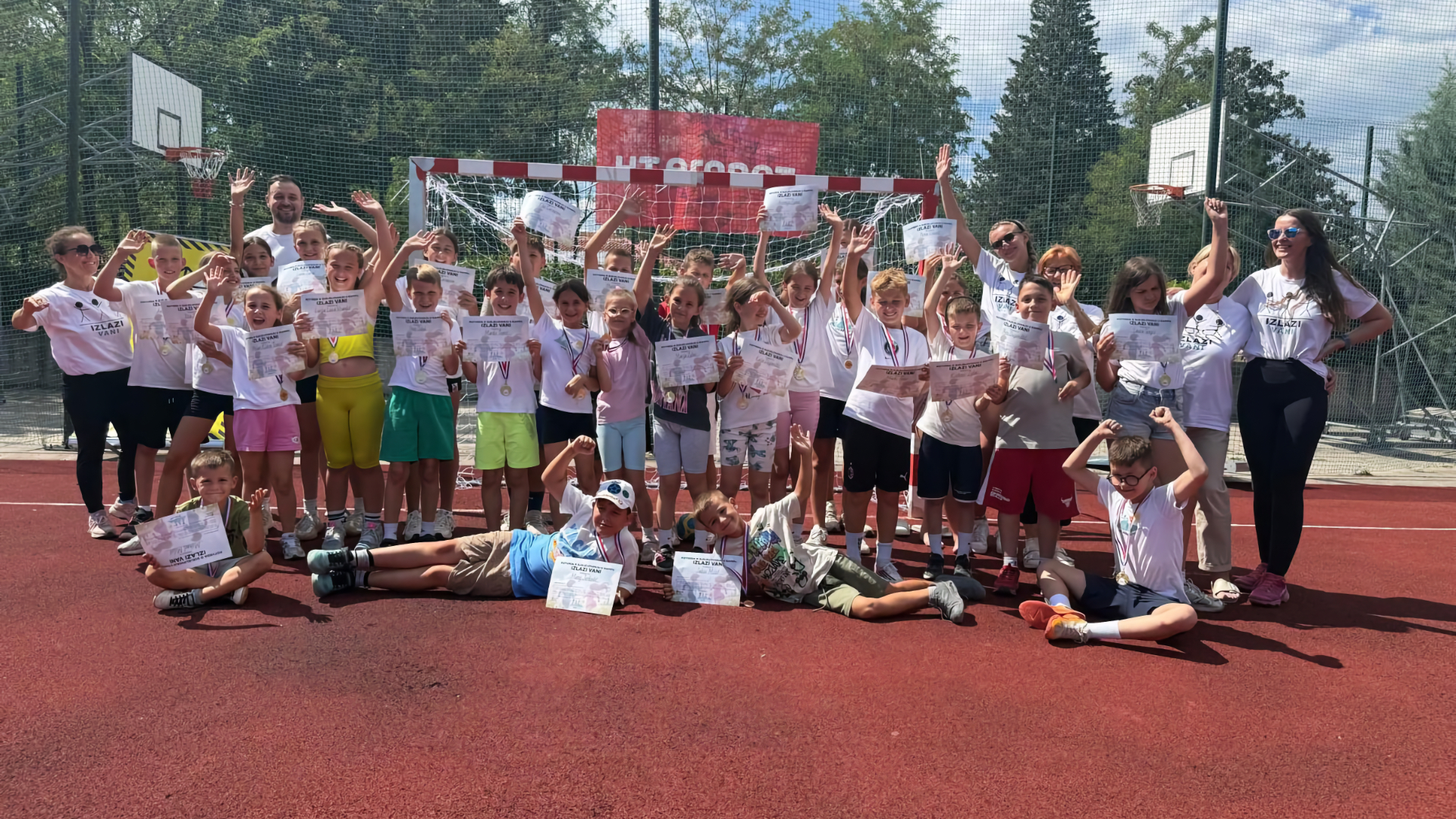Djeca tijekom sportskih i edukativnih aktivnosti na kampu Izlazi vani u Fo’Restu