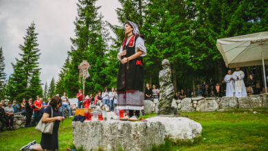 Vjernici na proslavi Divina dana kod groba Dive Grabovčeve na Kedžari
