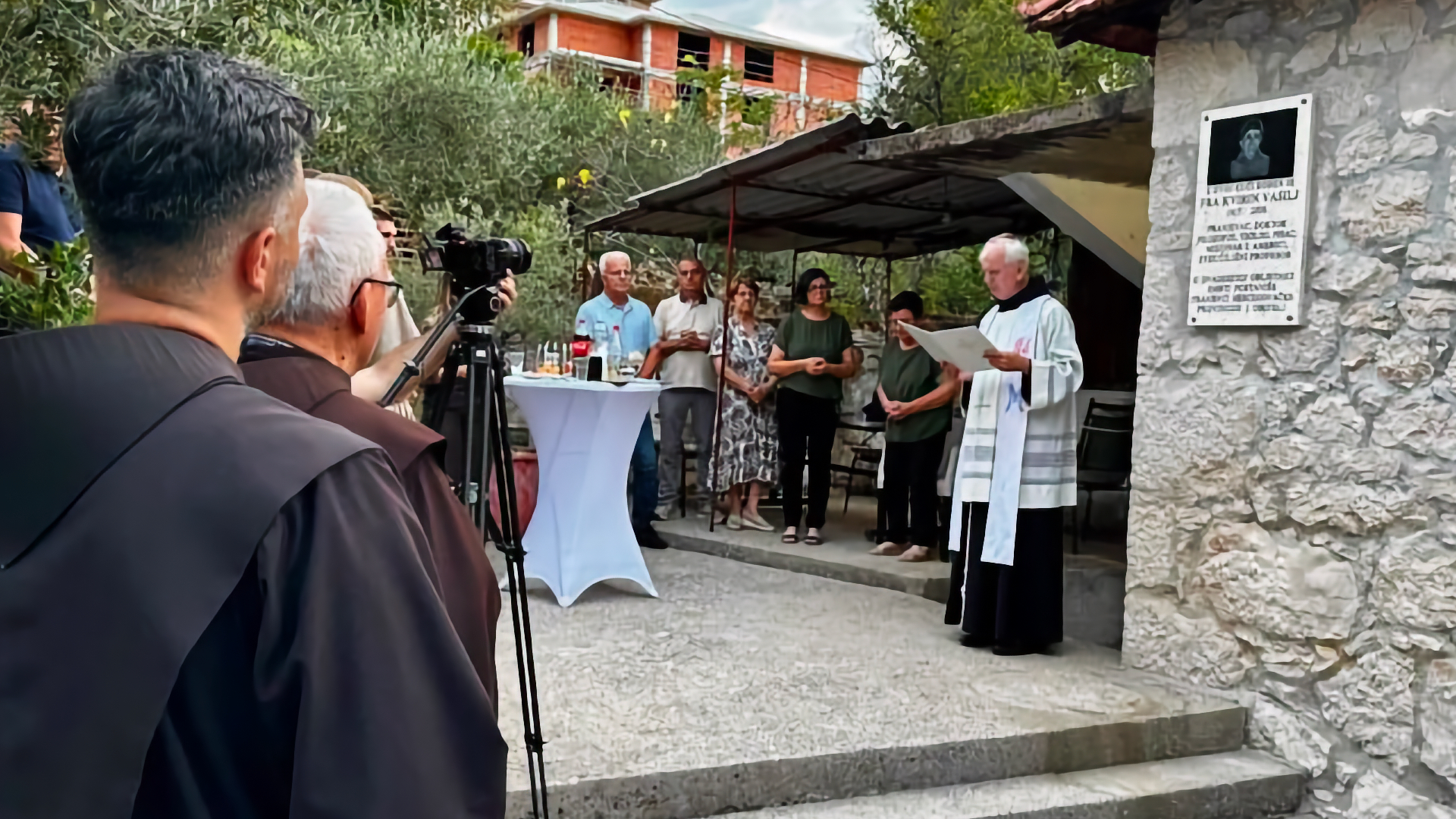 Blagoslov spomen-ploče fra Kvirinu Vasilju na njegovoj rodnoj kući u Međugorju