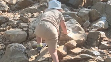 Dječak Mihael uz podršku majke hoda kamenitim putem prema Brdu ukazanja
