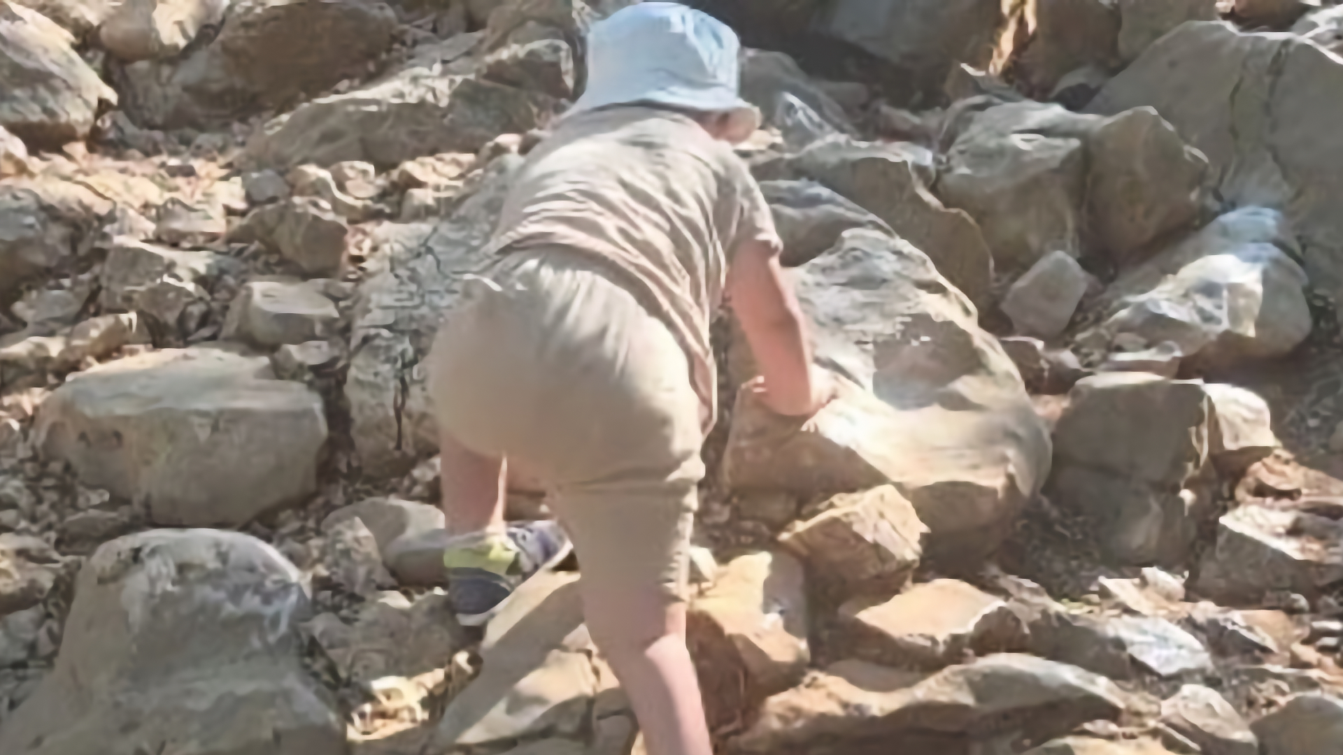 Dječak Mihael uz podršku majke hoda kamenitim putem prema Brdu ukazanja