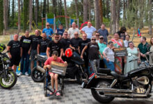 Motociklisti iz Brotnja uručuju donaciju predstavnicima ERC-a „Sveti Josip Radnik“ Čitluk i Udruge „Susret“