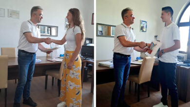 Ana Markota, učenica generacije Osnovne glazbene škole Brotnjo, i Kristijan Barbarić na dodjeli diploma i pohvalnica.