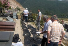 Predstavnici povjerenstava iz Čitluka i Ljubuškog tijekom posjeta Vrgorcu u vezi s identifikacijom žrtava Drugog svjetskog rata i poraća.