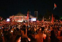 Fra Jozo Grbeš predvodi misno slavlje trećeg dana 37. Mladifesta u Međugorju pred tisućama mladih