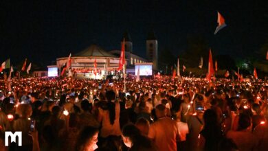 Fra Jozo Grbeš predvodi misno slavlje trećeg dana 37. Mladifesta u Međugorju pred tisućama mladih