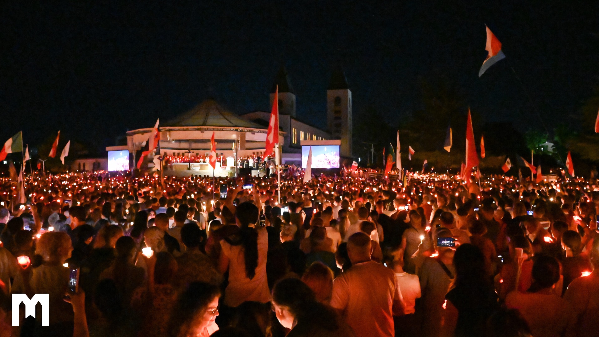Fra Jozo Grbeš predvodi misno slavlje trećeg dana 37. Mladifesta u Međugorju pred tisućama mladih