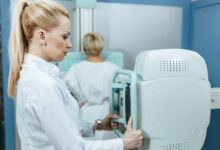 Žena na besplatnom preventivnom mamografskom pregledu u okviru Programa ranog otkrivanja raka dojke