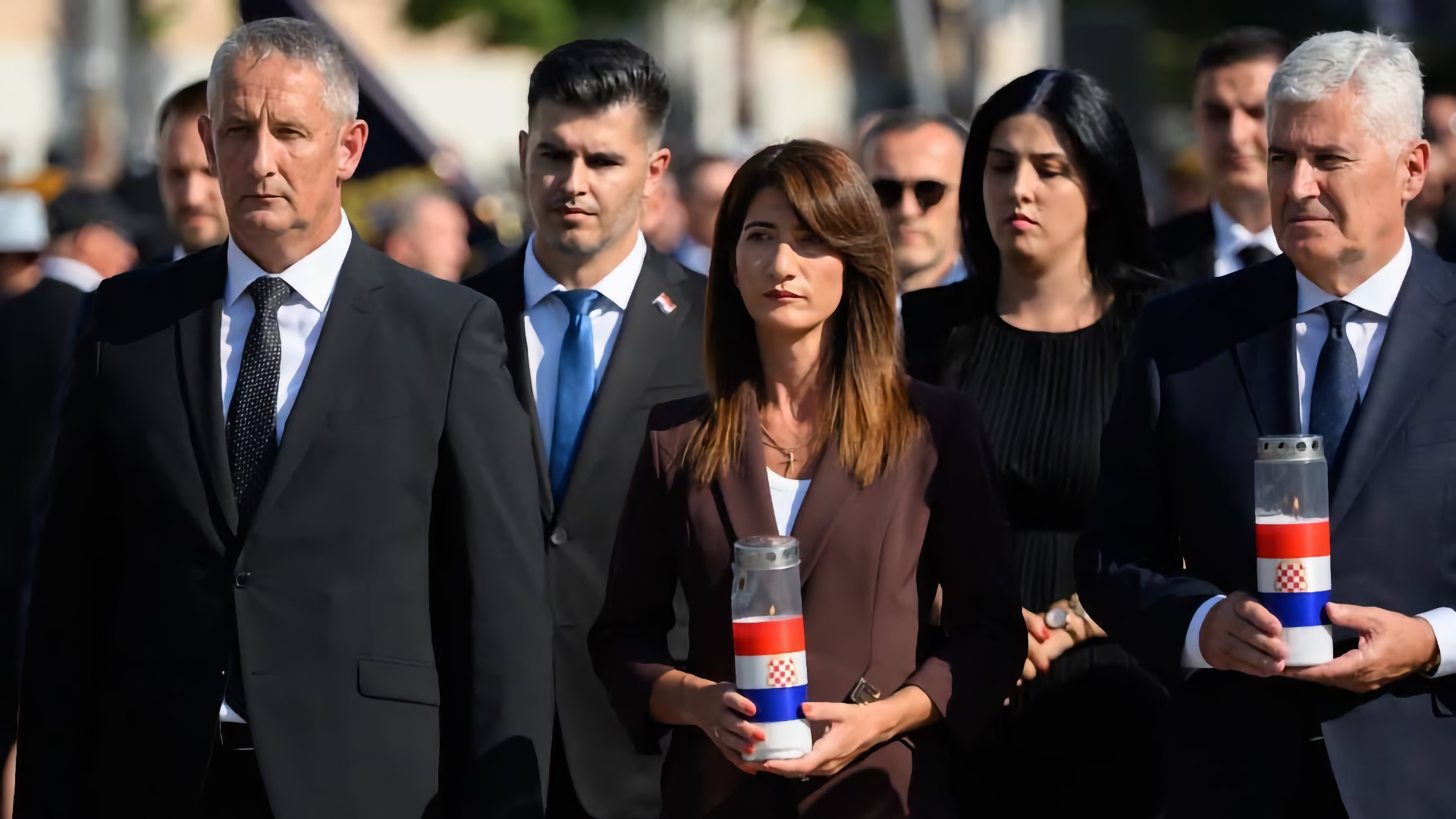 Izaslanstvo HNS-a BiH kod Spomenika hrvatske pobjede Oluja 95 u Kninu tijekom obilježavanja 31. obljetnice VRO Oluja
