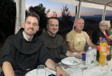Mještani Vionice na oproštajnoj večeri s fra Marinom Mikulićem