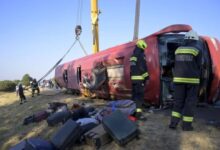 Prevrnuti crveni autobus s poljskim hodočasnicima u jarku uz autocestu M3 kod Mezőkeresztesa u Mađarskoj