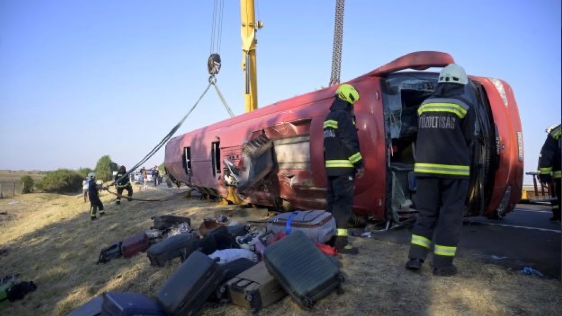 Prevrnuti crveni autobus s poljskim hodočasnicima u jarku uz autocestu M3 kod Mezőkeresztesa u Mađarskoj