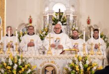 Procesija s okrunjenim likom Gospe Sinjske ispred Hrvatske župe sv. Jeronima u Chicagu na 120. obljetnicu tradicije