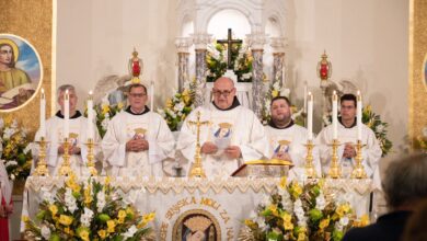 Procesija s okrunjenim likom Gospe Sinjske ispred Hrvatske župe sv. Jeronima u Chicagu na 120. obljetnicu tradicije
