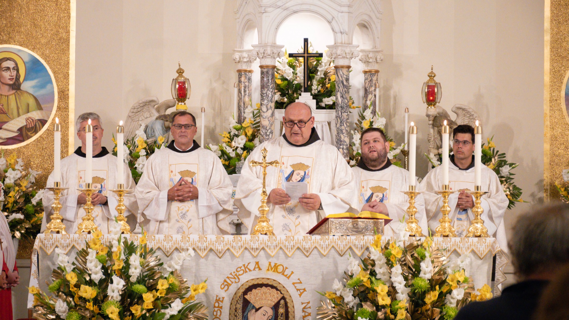 Procesija s okrunjenim likom Gospe Sinjske ispred Hrvatske župe sv. Jeronima u Chicagu na 120. obljetnicu tradicije