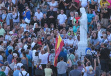 Vjernici mole krunicu pred obnovljenim Gospinim kipom na Brdu ukazanja tijekom 37. Mladifesta