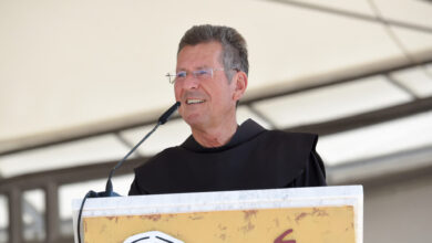 Fra Ante Vučković drži katehezu mladima na 37. Mladifestu u Međugorju