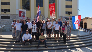 Sudionici Marijanskog zavjeta za domovinu nakon dolaska pred crkvu sv. Jakova u Međugorju