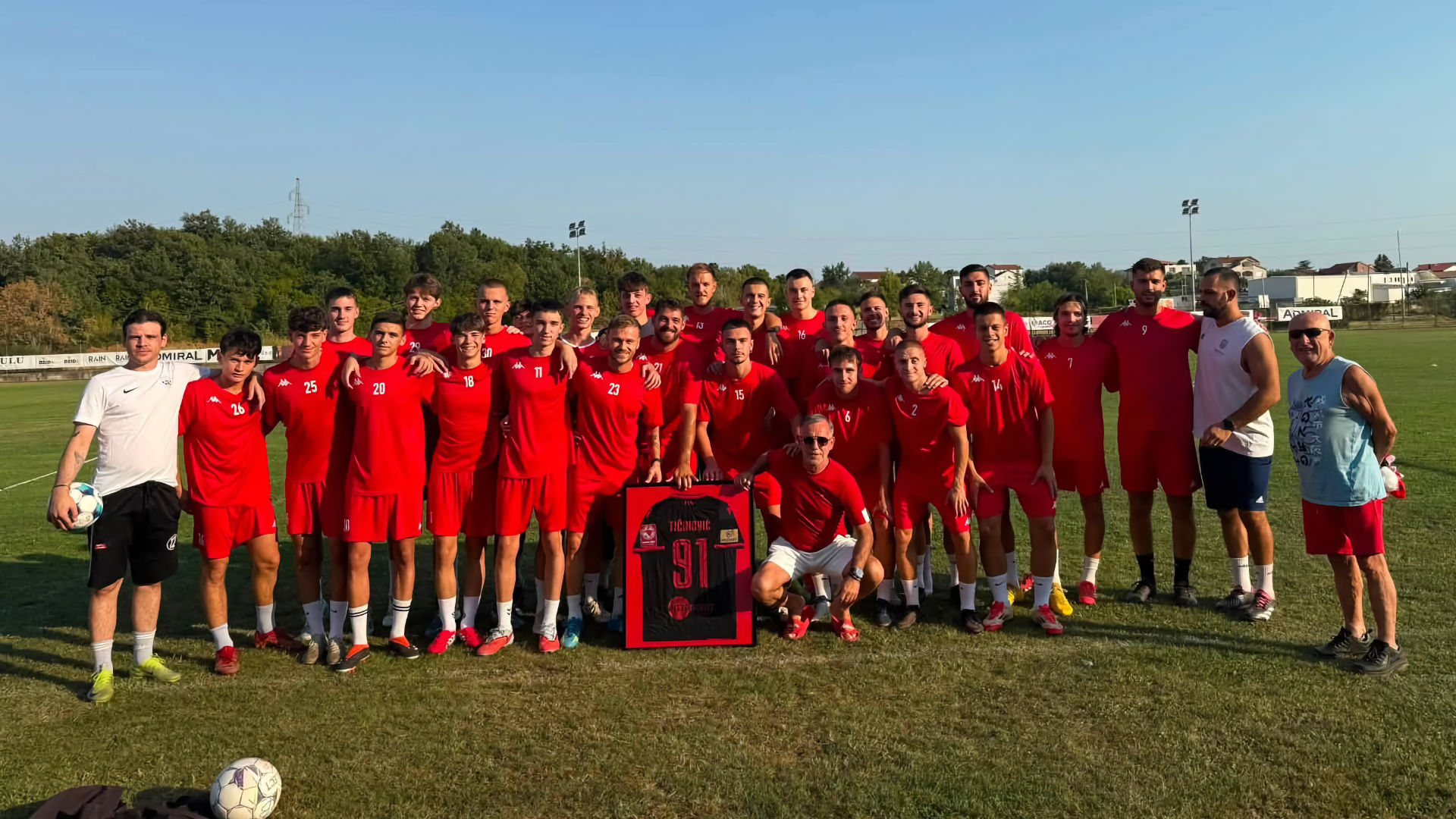 Mario Tičinović s predstavnicima i mladim nogometašima HNK Brotnjo Čitluk uz uokvireni dres HŠK Zrinjski Mostar