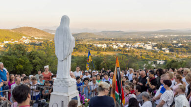 Sudionici Marioloških dana u Međugorju ispred crkve sv. Jakova