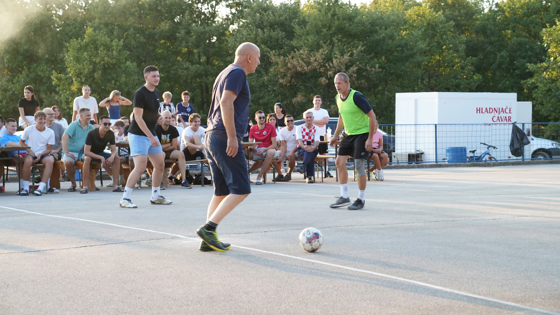 Mještani Služnja na proslavi završetka uređenja dječjeg igrališta u Sportskom centru Gaj