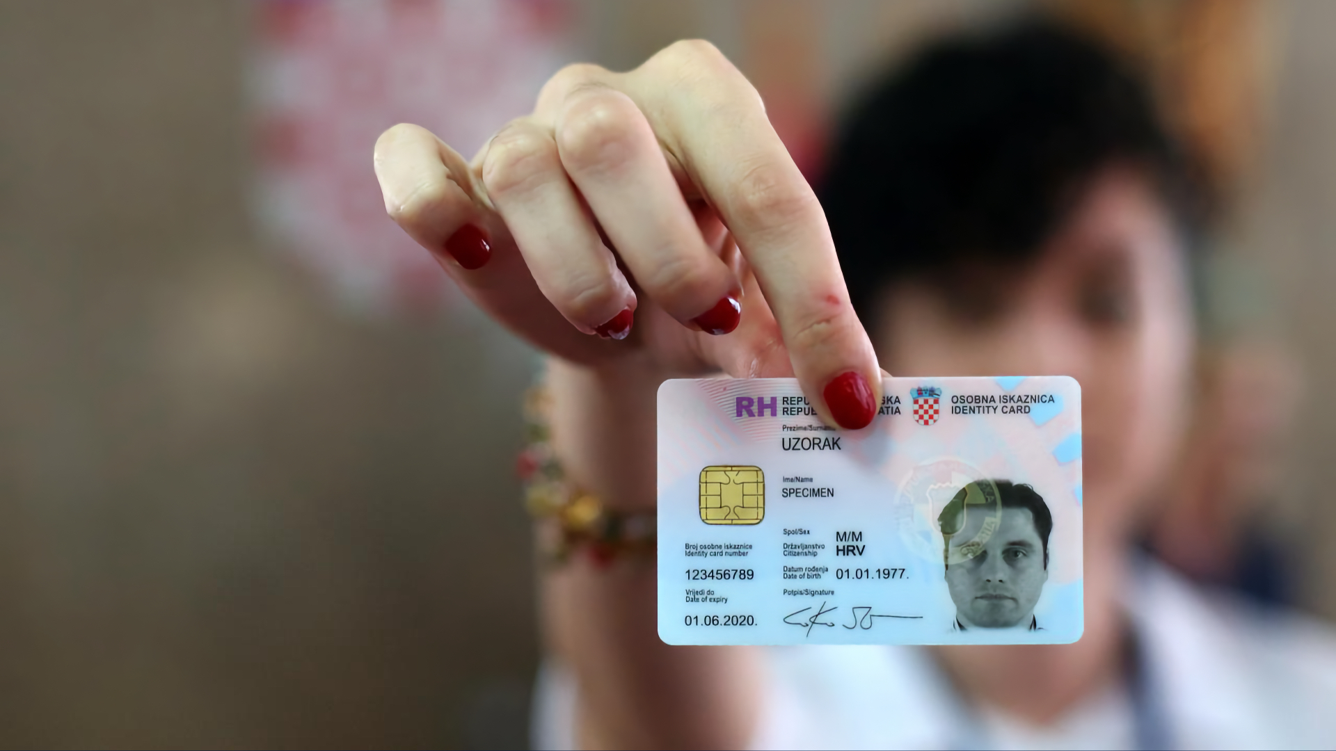 Stara hrvatska osobna iskaznica koju građani moraju zamijeniti do isteka roka važenja
