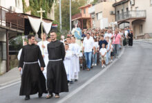 Procesija s kipom Blažene Djevice Marije uoči Velike Gospe u Čitluku