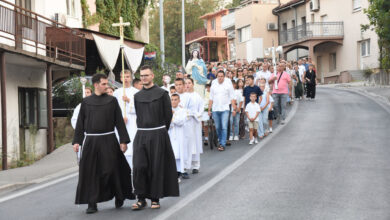 Procesija s kipom Blažene Djevice Marije uoči Velike Gospe u Čitluku