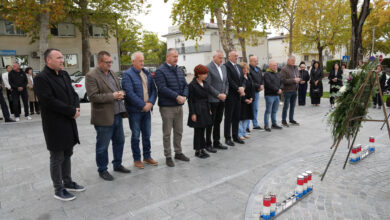Polaganje vijenca u čast poginulim i umrlim braniteljima Brotnja na Trgu žrtava Domovinskog rata u Čitluku.