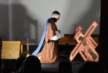 Članovi Frame Humac izvode predstavu „Alter Christus – Drugi Krist“ u Gradnićima.