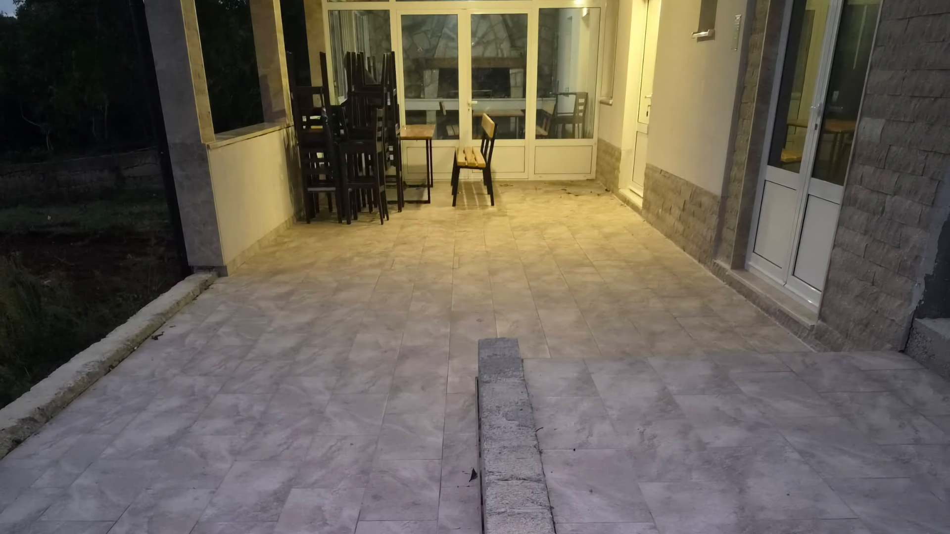 „Uređeni prostor Doma kulture Čerin nakon završetka keramičarskih radova.”